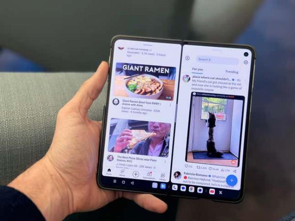 It’s hard to tell just by pictures, but the o<em></em>nePlus Open’s screen has virtually no crease when holding it in front of you.